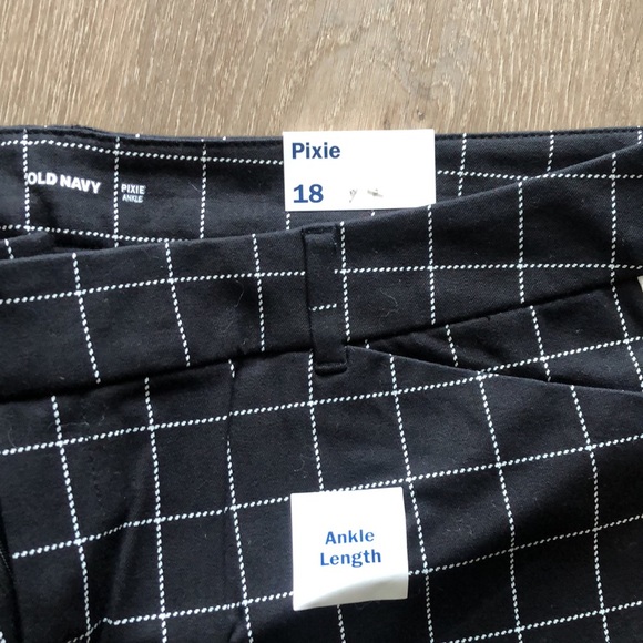 Never worn black and white Old Navy dress pants - Picture 2 of 4